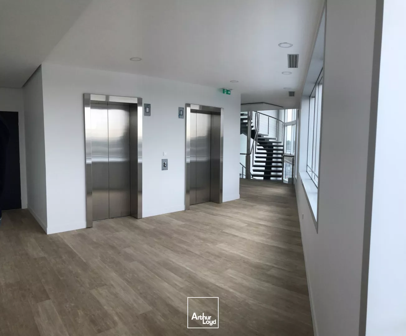 AU PIED DU RER ! RENOVES ET CLIMATISES