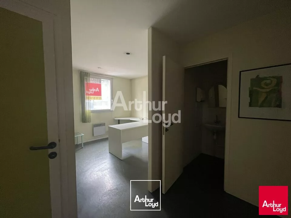 RENNES ST HELIER - BUREAUX A LOUER - 102 M² - A RENOVER