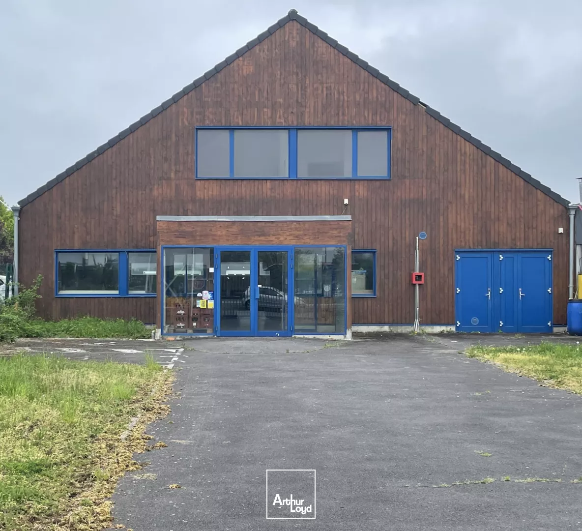 LOCAUX COMMERCIAUX - 620 M2 A LOUER - BEAUVAIS