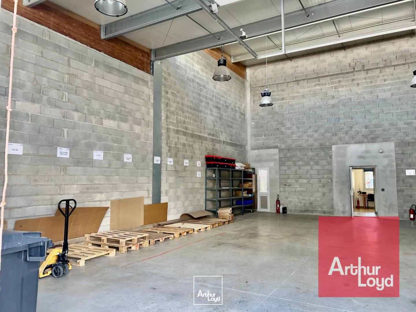 LOCAUX D'ACTIVITÉ À LOUER - CASTRIES