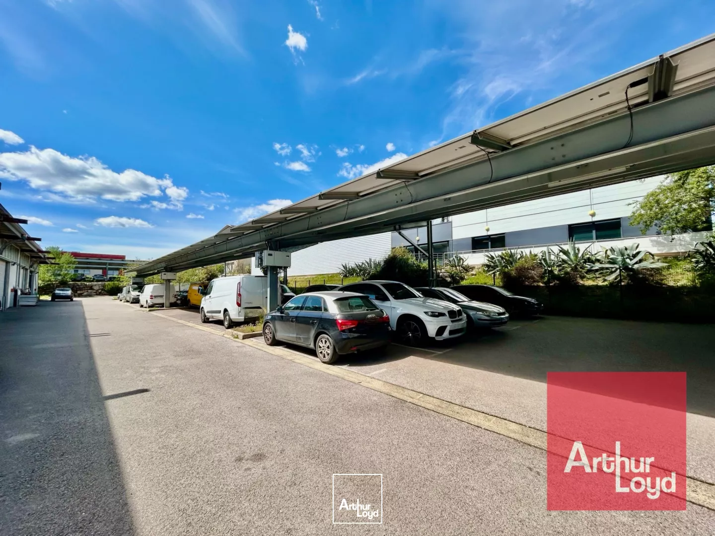 LOCAUX D'ACTIVITÉ À LOUER - CASTRIES