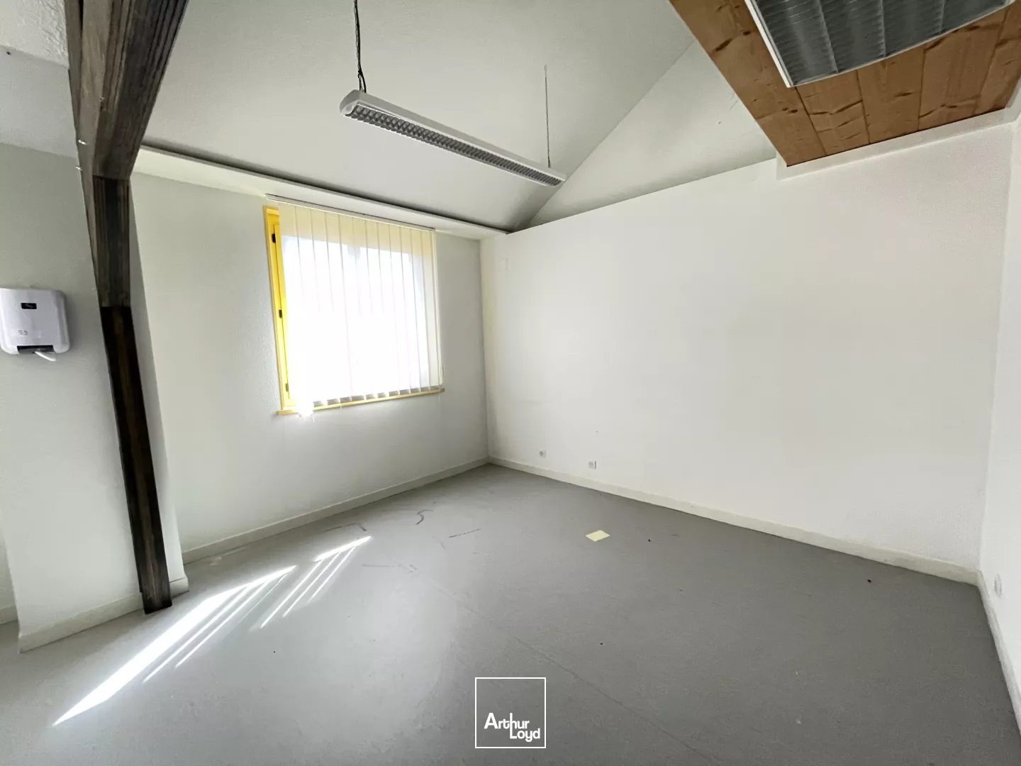 BUREAUX À LOUER-210 M²-PROCHE GARE
