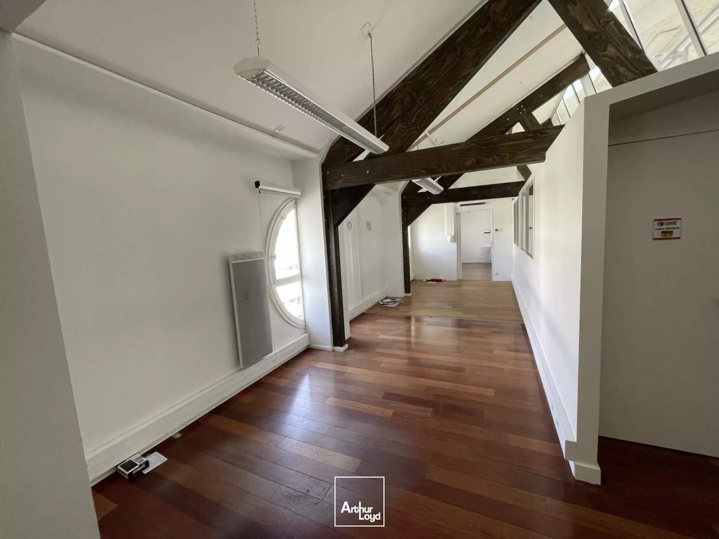 BUREAUX À LOUER-210 M²-PROCHE GARE