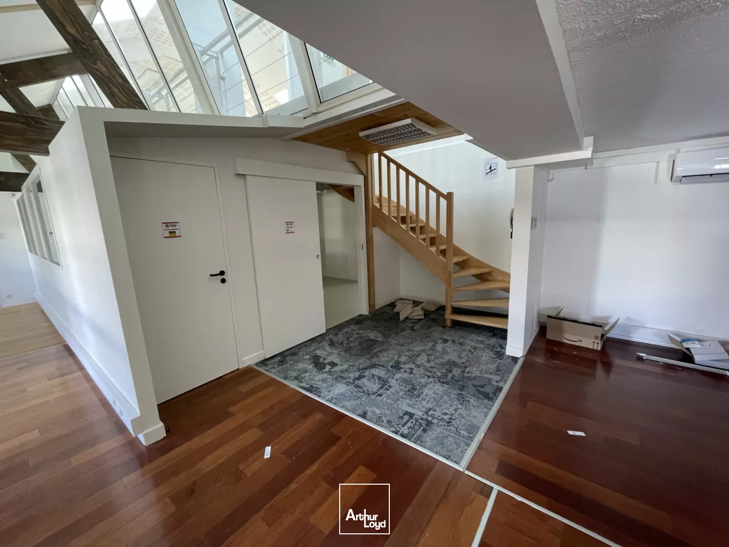 BUREAUX À LOUER-210 M²-PROCHE GARE