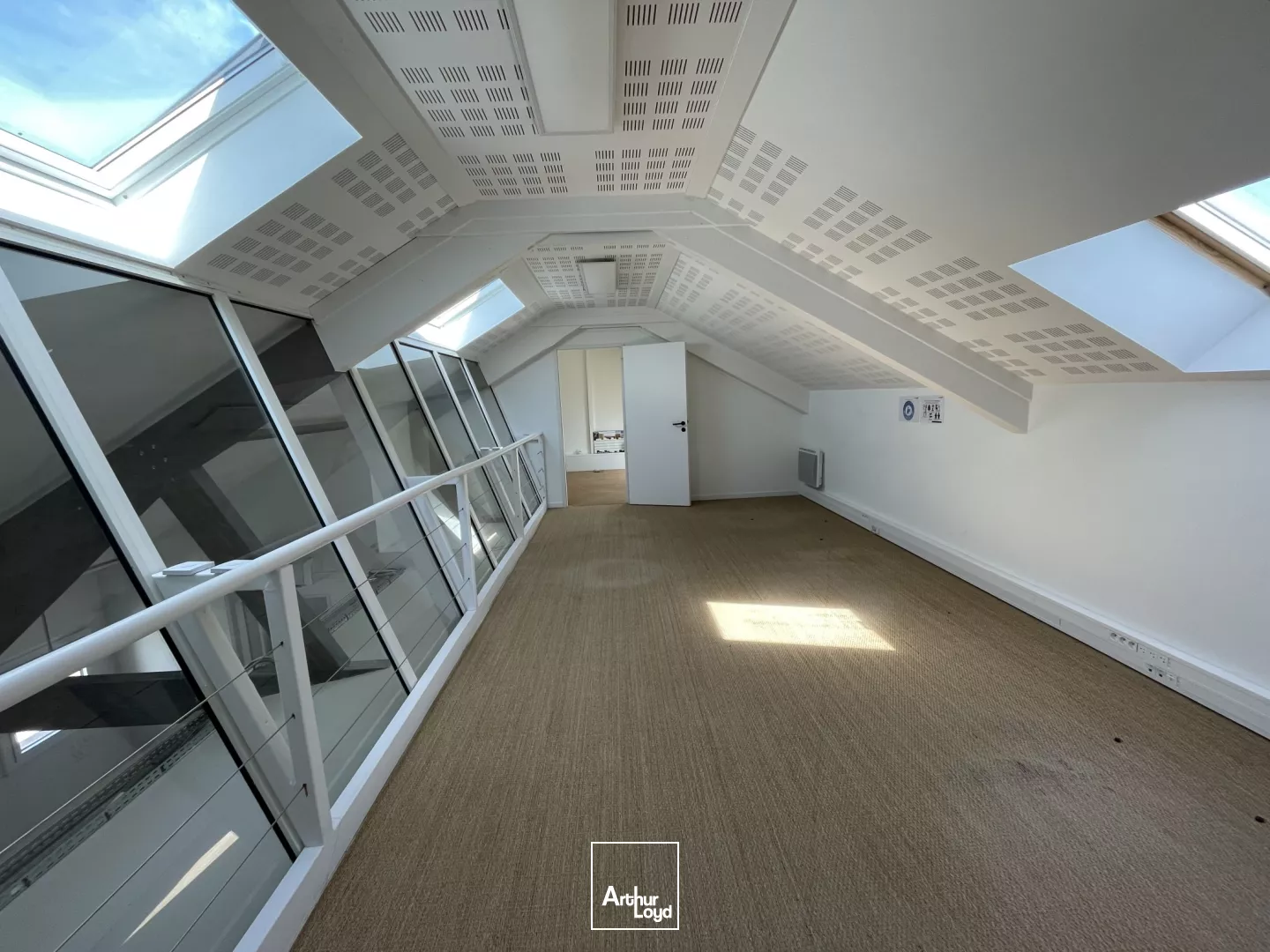 BUREAUX À LOUER-210 M²-PROCHE GARE