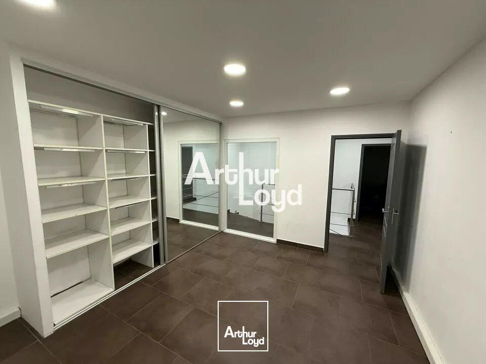 Local d'activité de 220 m² avec bureaux à vendre - Fréjus