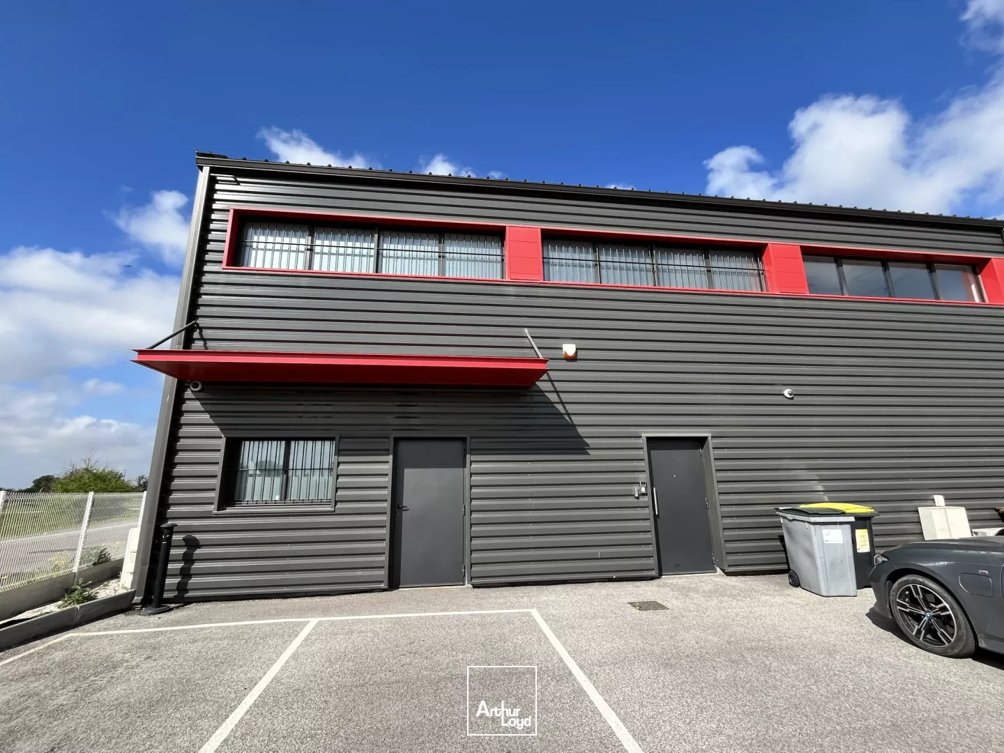 À LOUER - LOCAL D'ACTIVITÉ 290 m² AVEC BUREAUX À LUNEL EST