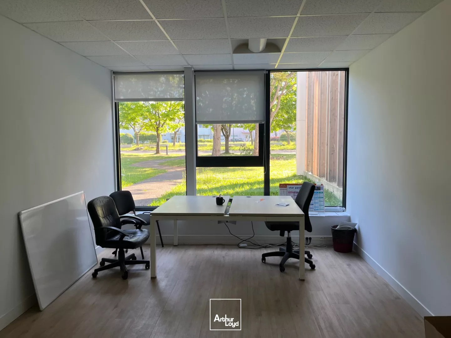 Bâtiment indépendant ACTIVITE / BUREAUX de 2250 m² sur un terrain de 6800 m².60 parkings extérieurs