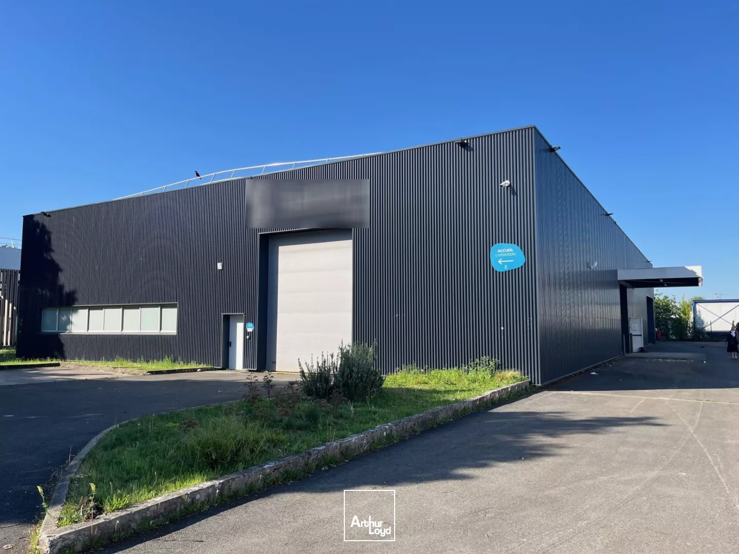 Bâtiment indépendant ACTIVITE / BUREAUX de 2250 m² sur un terrain de 6800 m².60 parkings extérieurs