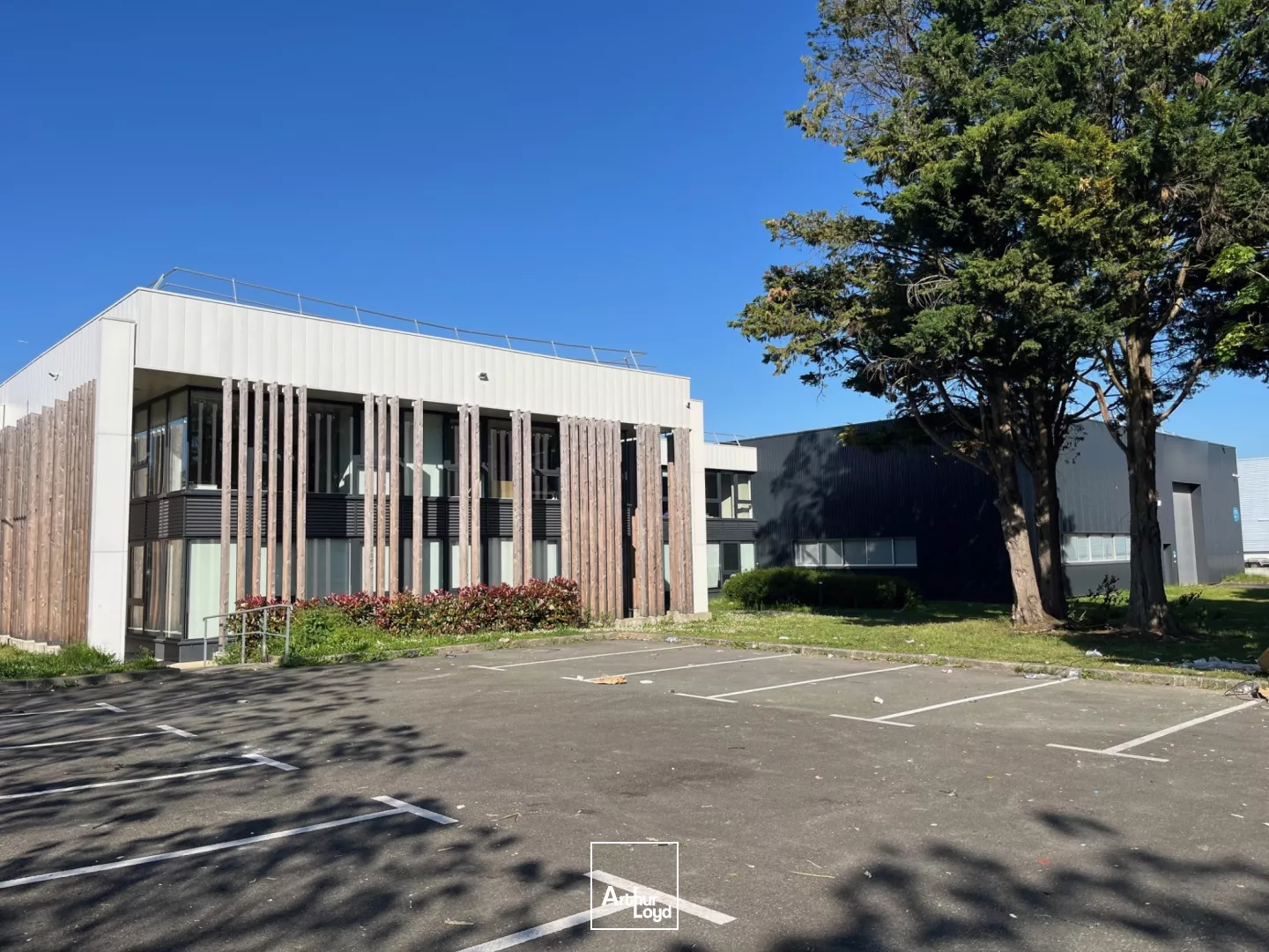 Bâtiment indépendant ACTIVITE / BUREAUX de 2250 m² sur un terrain de 6800 m².60 parkings extérieurs
