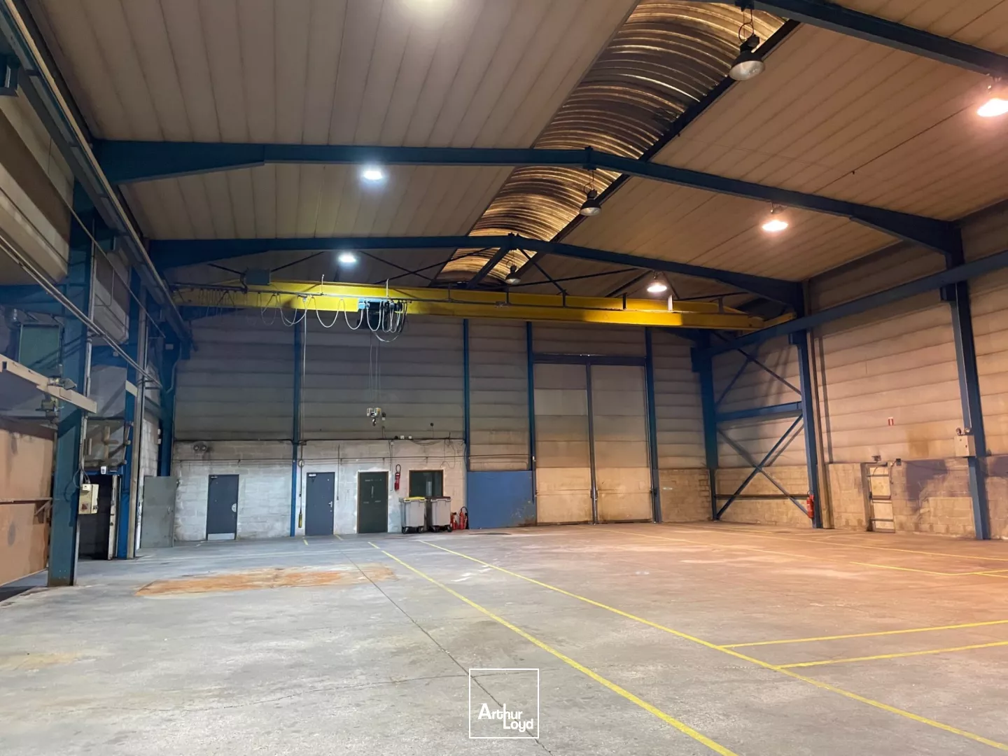 Local de 2000 m2 environ à louer en ZI à proximité de Soissons 