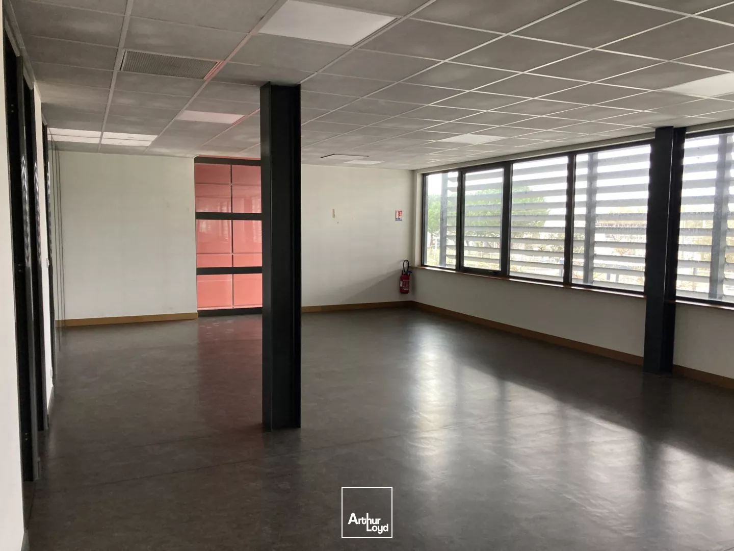 ENTREPÔT À VENDRE À CARBON BLANC