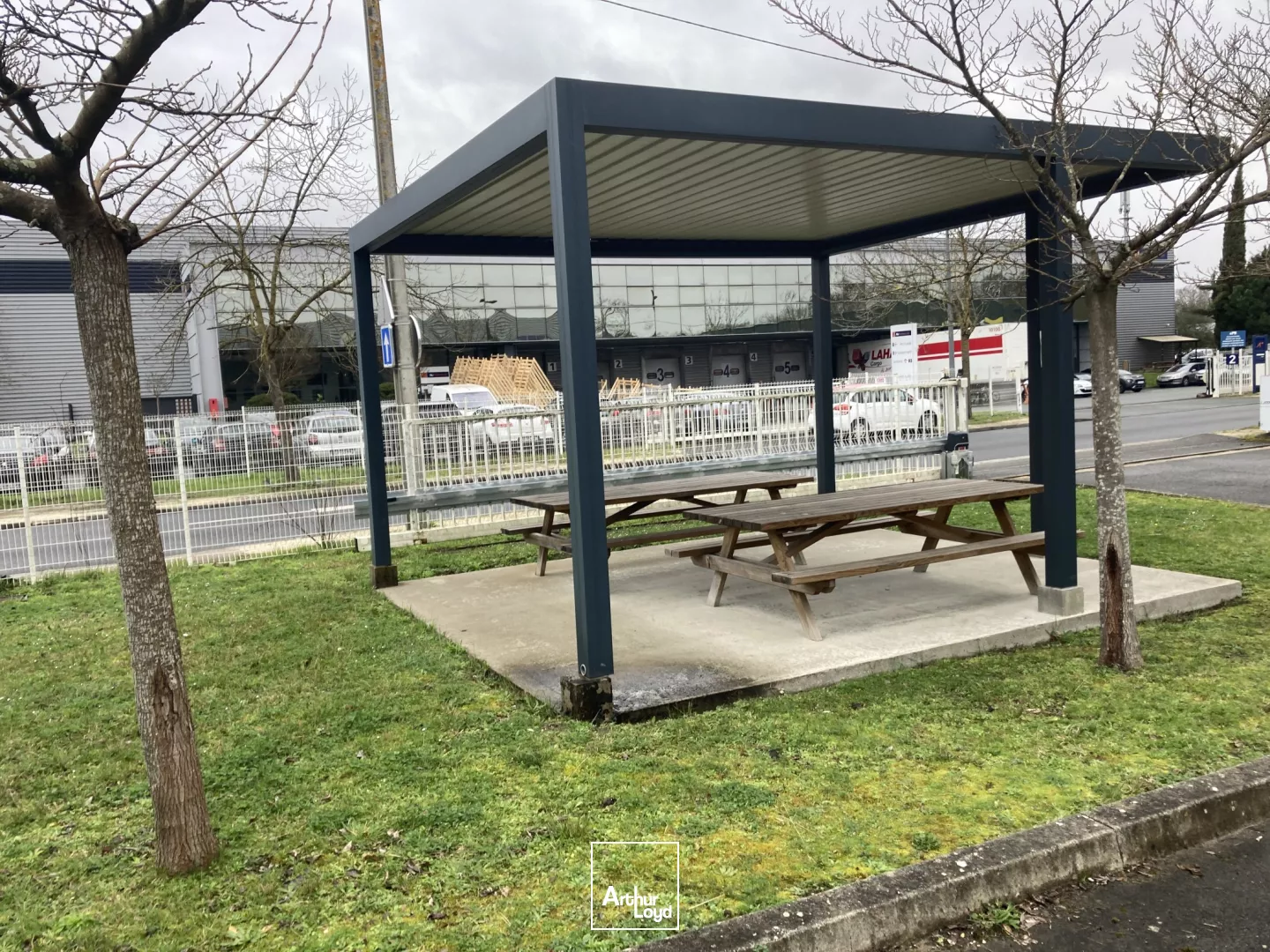 ENTREPÔT À VENDRE À CARBON BLANC