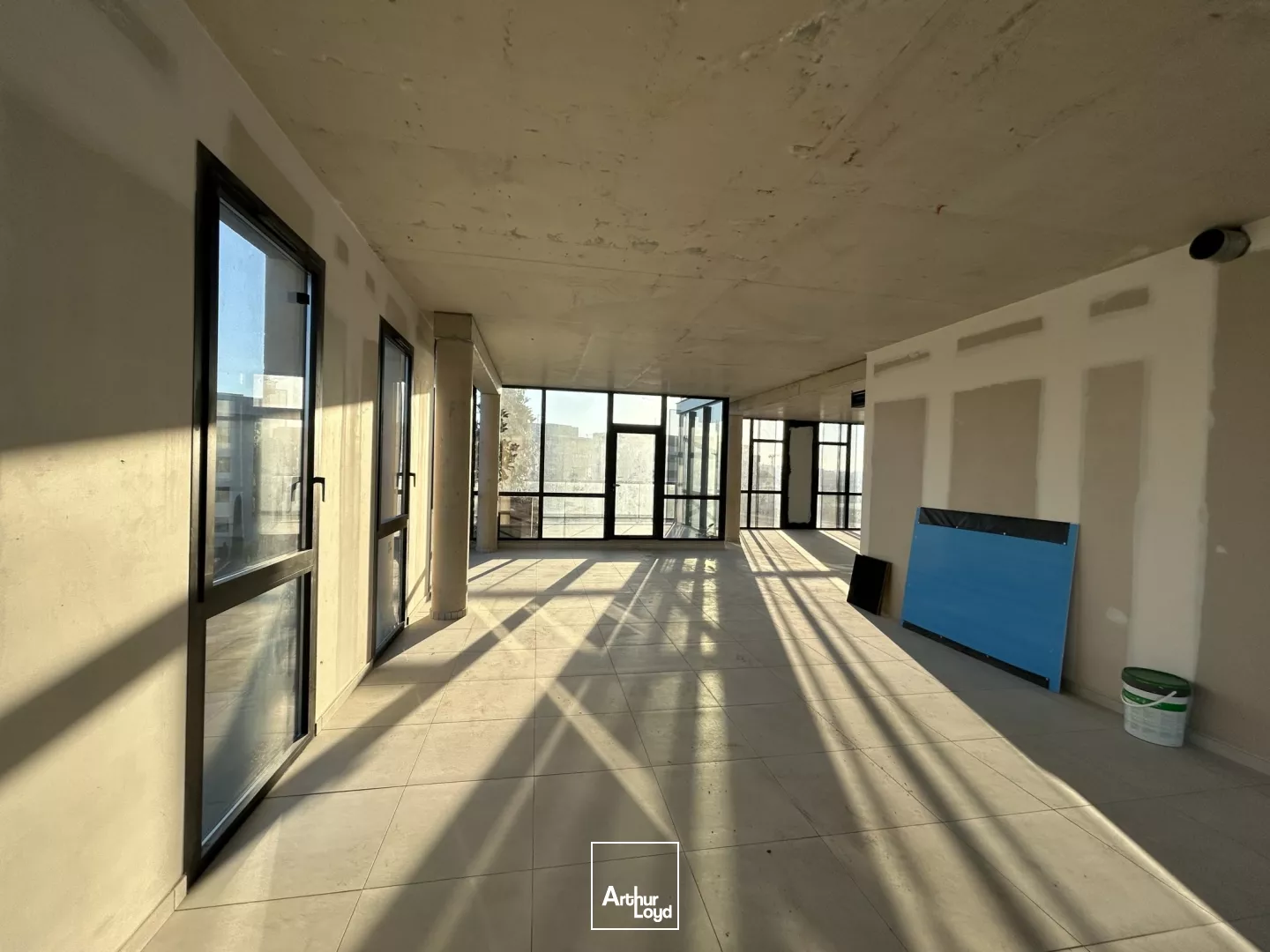 BUREAUX NEUFS A LA VENTE