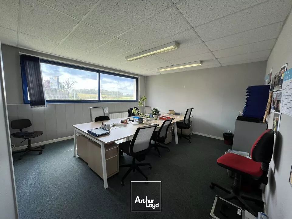 À LOUER - MONTIVILLIERS EMPLACEMENT STRATÉGIQUE - LOCAUX D'ACTIVITÉS 425 m2 ENVIRON