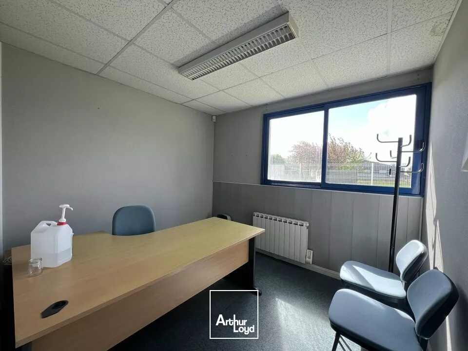 À LOUER - MONTIVILLIERS EMPLACEMENT STRATÉGIQUE - LOCAUX D'ACTIVITÉS 425 m2 ENVIRON