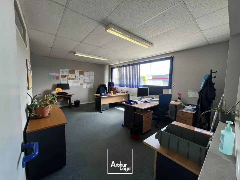 À LOUER - MONTIVILLIERS EMPLACEMENT STRATÉGIQUE - LOCAUX D'ACTIVITÉS 425 m2 ENVIRON