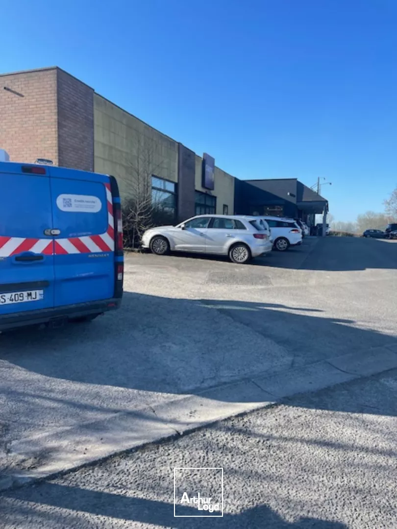 Local commercial à louer - Visibilité idéale à Saint-Pol-sur-Ternoise, stationnement facile et accès direct à une zone fréquentée