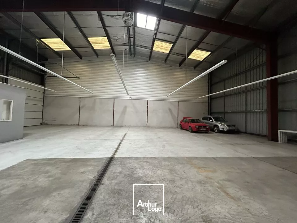 LOCAL D'ACTIVITE - ENTREPOT à LOUER de 400 m²