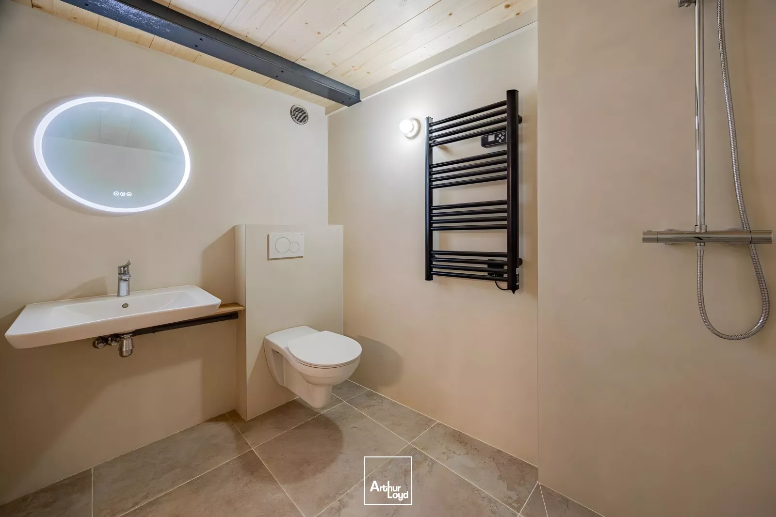 Magnifique local commercial pour showroom ou galerie d'art, proche Place de la République