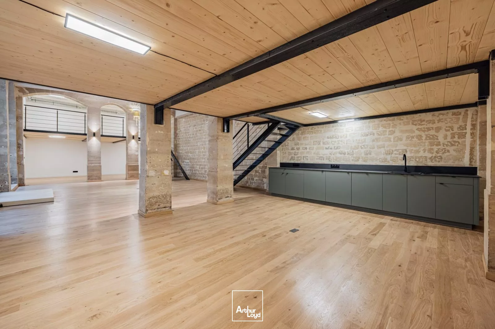 Magnifique local commercial pour showroom ou galerie d'art, proche Place de la République