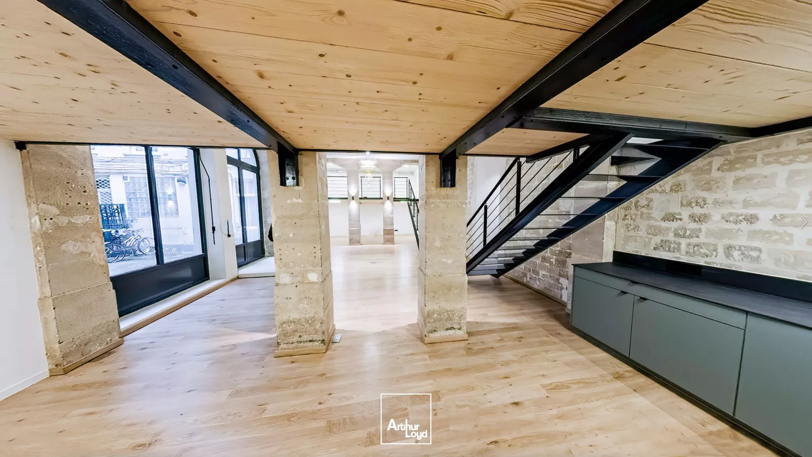 Magnifique local commercial pour showroom ou galerie d'art, proche Place de la République