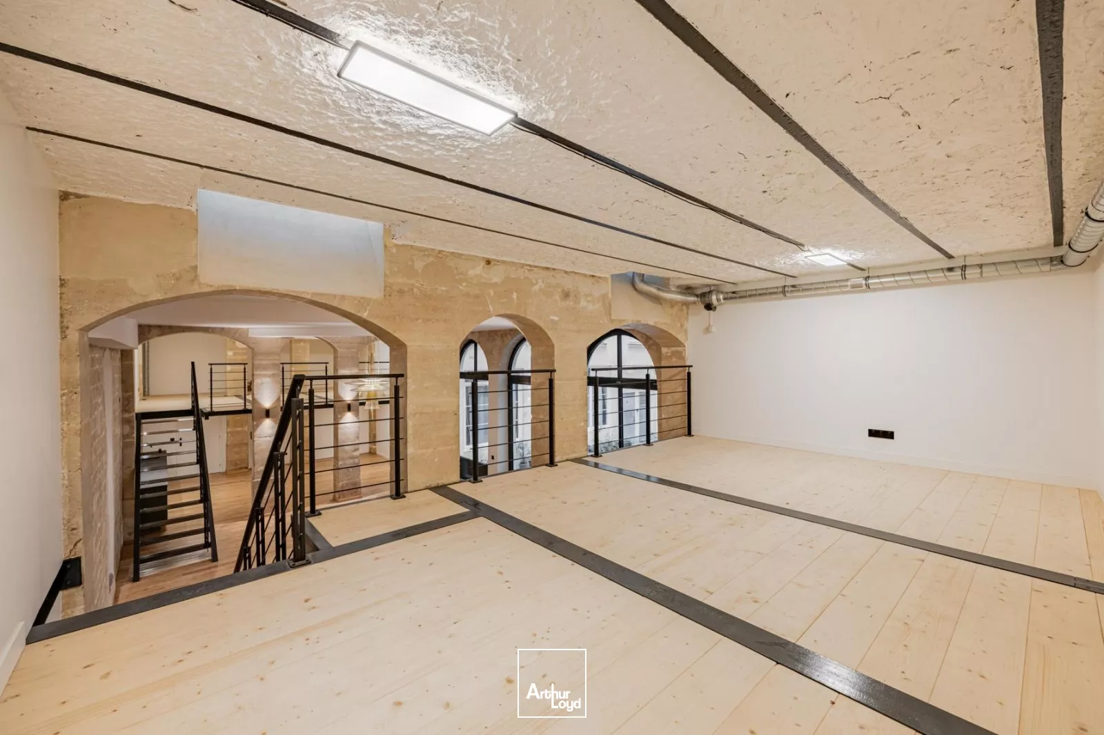 Magnifique local commercial pour showroom ou galerie d'art, proche Place de la République