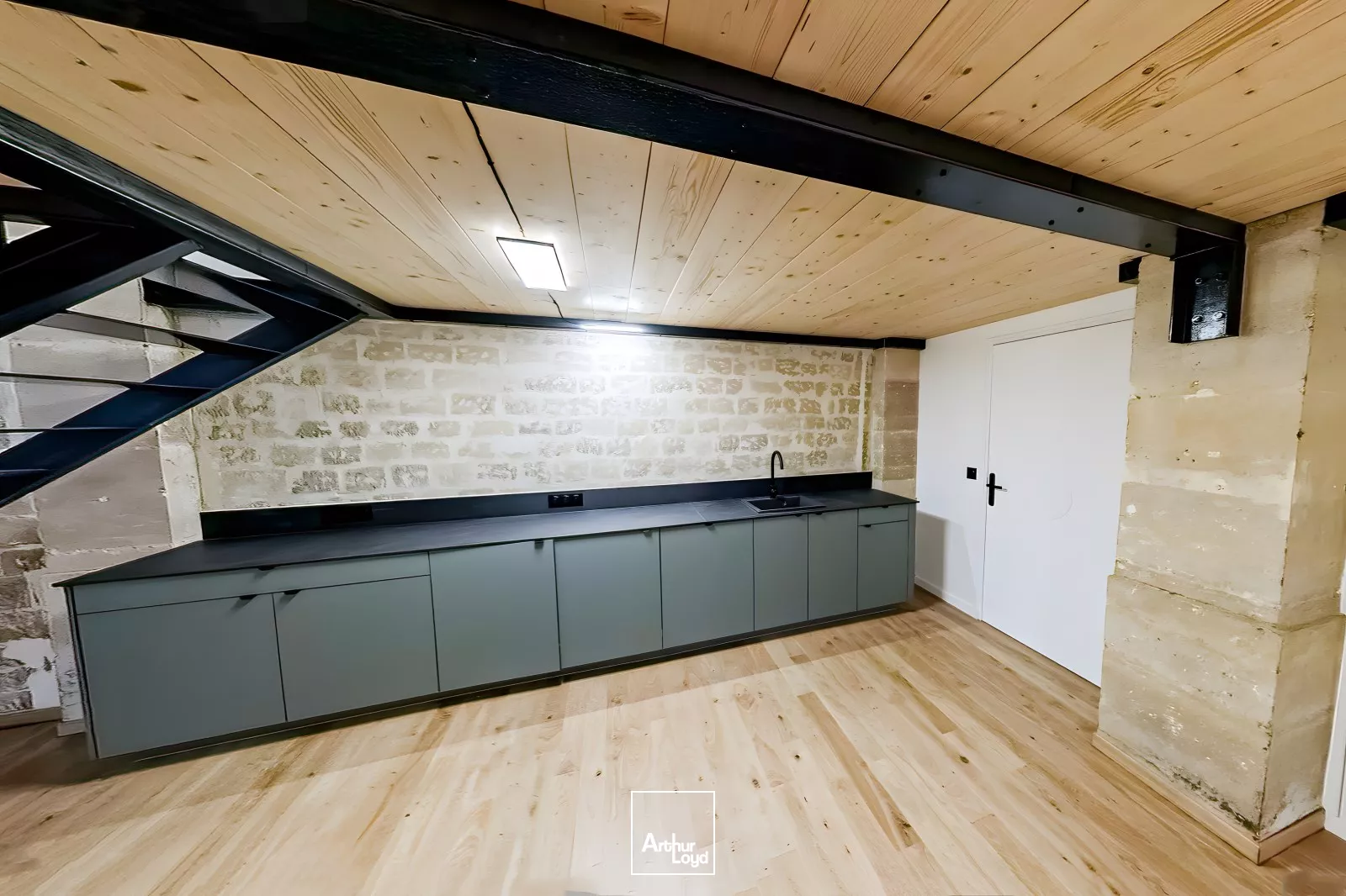 Magnifique local commercial pour showroom ou galerie d'art, proche Place de la République