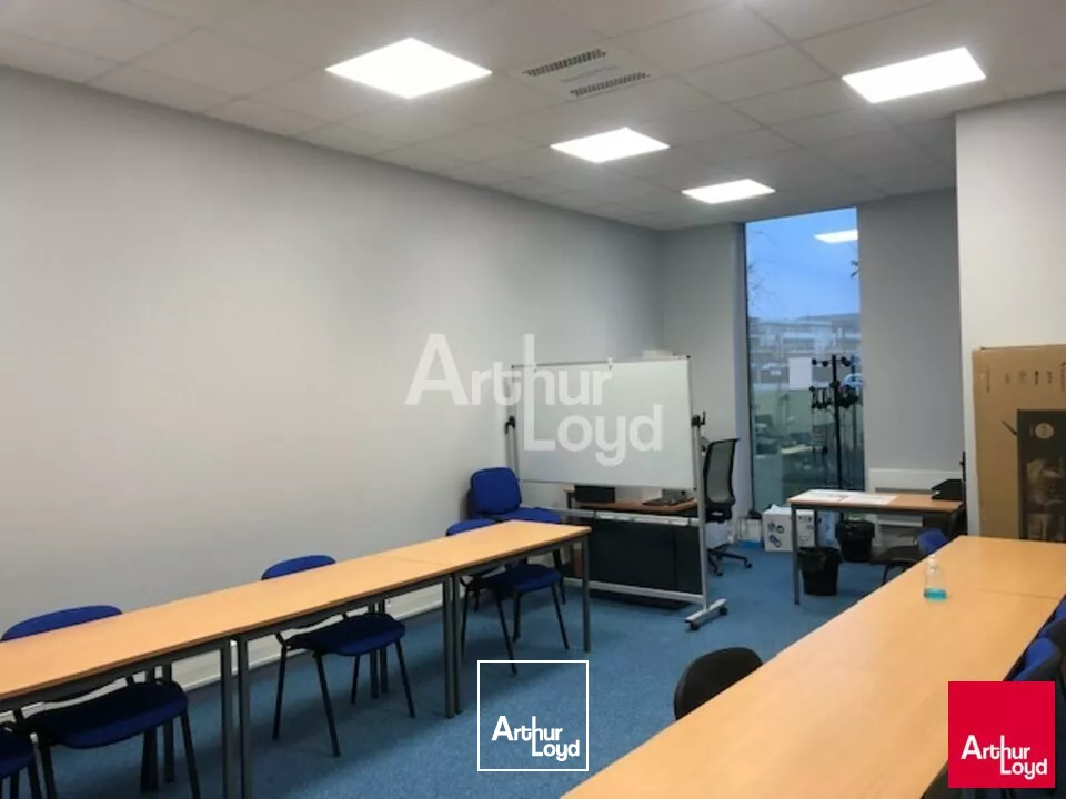 ANGERS HAUTS DE SAINT AUBIN LOCAL COMMERCIAL/TERTIAIRE DE 120 M² AVEC VISIBILITE AU PIED DU TRAM