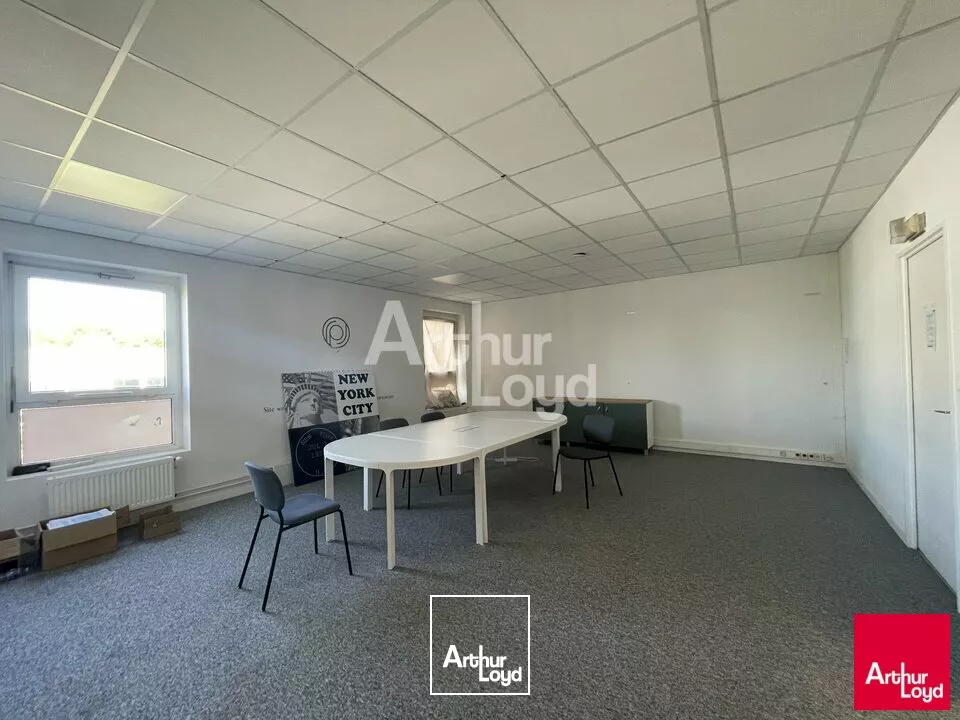 SAINT JACQUES DE LA LANDE - BUREAUX A LOUER - 254 m² DIVISIBLE 