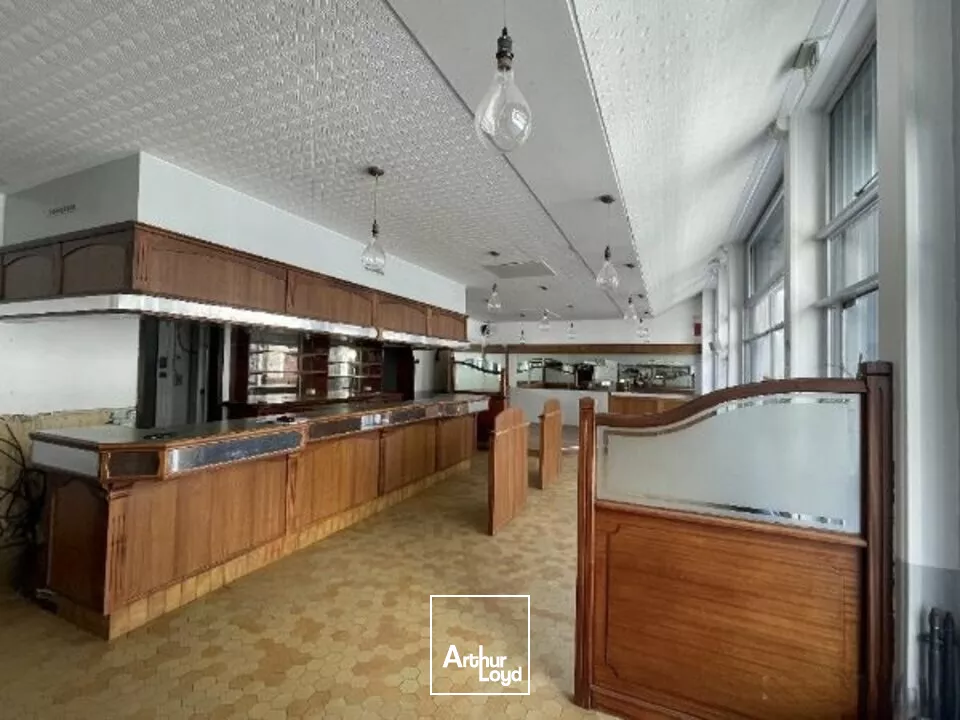 A louer en centre-ville de reims - un local commercial d'environ 105m2 - disponible de suite