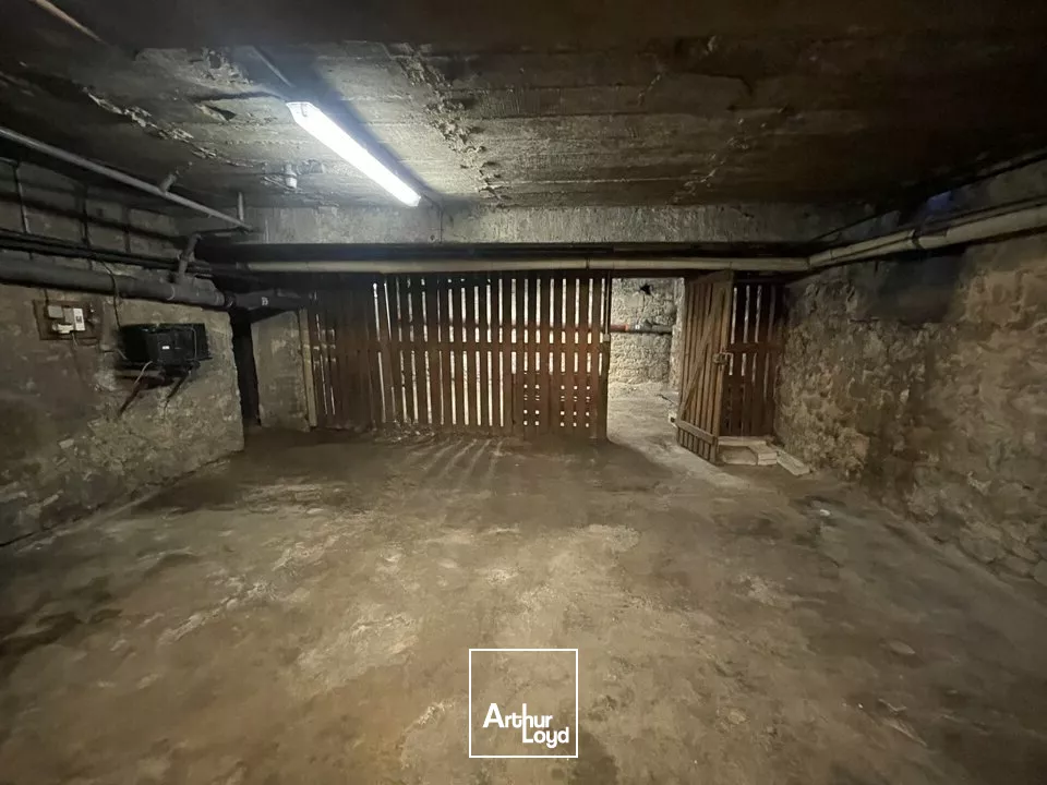 A louer en centre-ville de reims - un local commercial d'environ 105m2 - disponible de suite