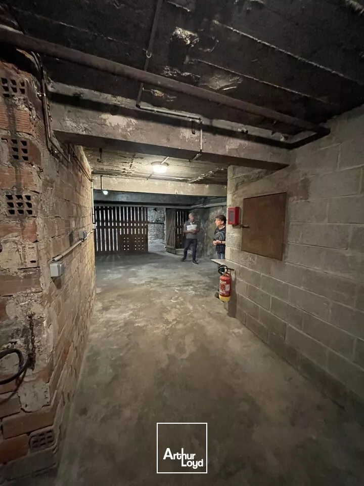 A louer en centre-ville de reims - un local commercial d'environ 105m2 - disponible de suite