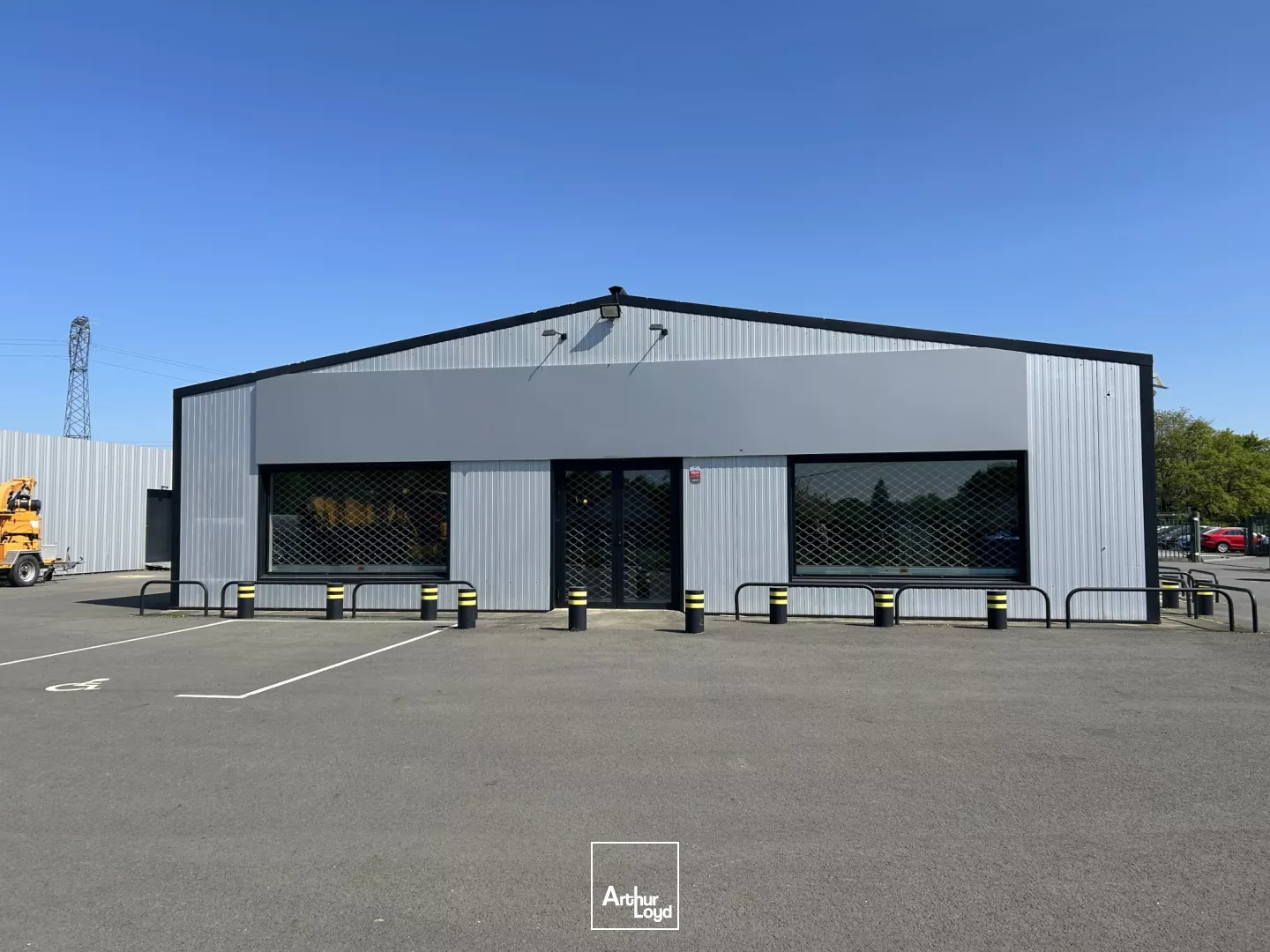 A LOUER - STOCKAGE - PRINQUIAU - 491 M2 - ACTIVITES - BUREAUX