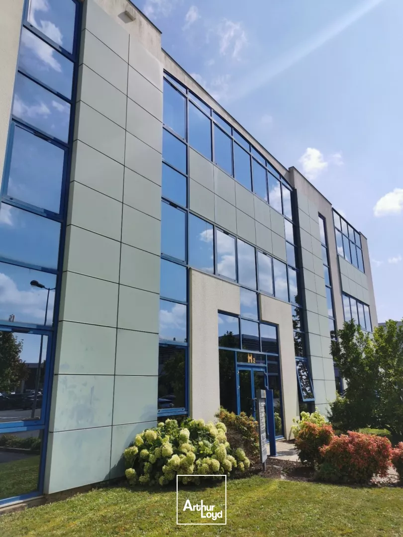 VENTE OU LOCATION D'UN PLATEAU DE BUREAUX D'ENVIRON 367 m² A SAINT GREGOIRE.