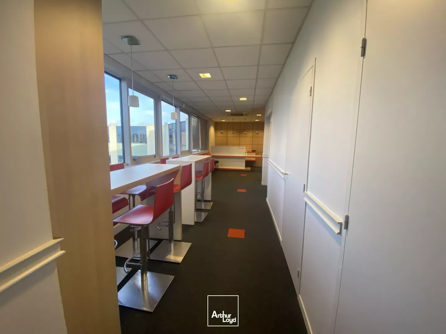 VENTE OU LOCATION D'UN PLATEAU DE BUREAUX D'ENVIRON 367 m² A SAINT GREGOIRE.