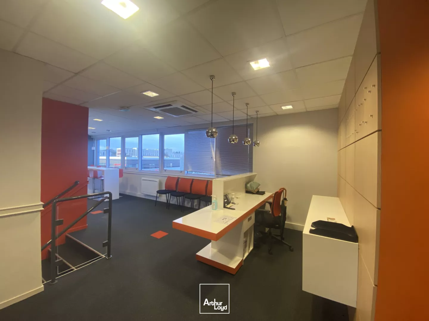 VENTE OU LOCATION D'UN PLATEAU DE BUREAUX D'ENVIRON 367 m² A SAINT GREGOIRE.