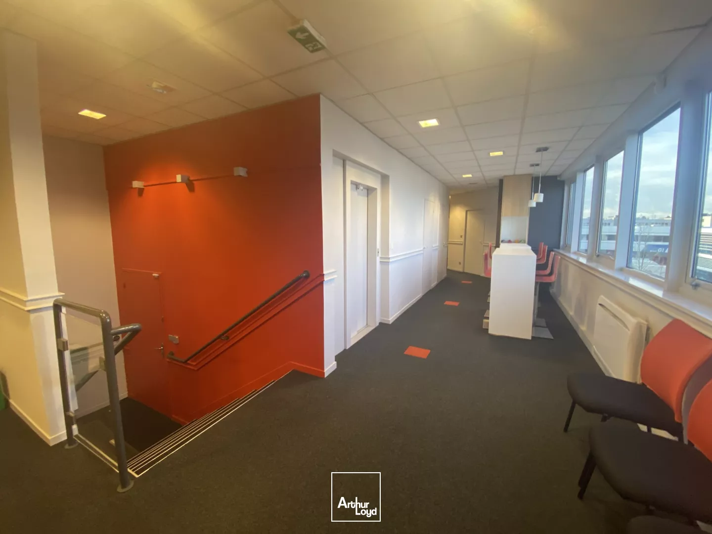 VENTE OU LOCATION D'UN PLATEAU DE BUREAUX D'ENVIRON 367 m² A SAINT GREGOIRE.