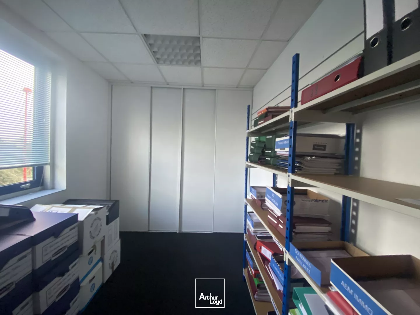 VENTE OU LOCATION D'UN PLATEAU DE BUREAUX D'ENVIRON 367 m² A SAINT GREGOIRE.