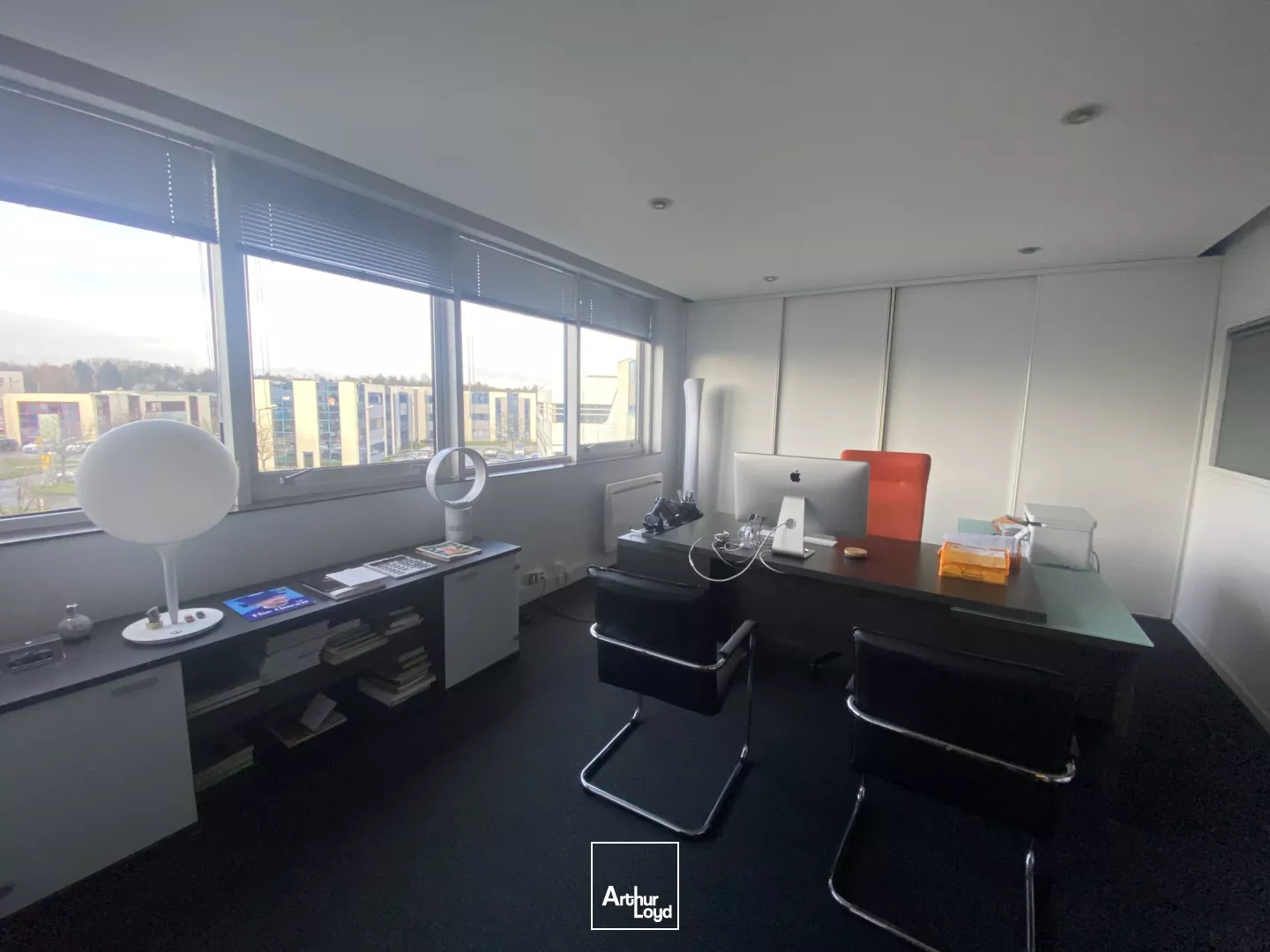 VENTE OU LOCATION D'UN PLATEAU DE BUREAUX D'ENVIRON 367 m² A SAINT GREGOIRE.