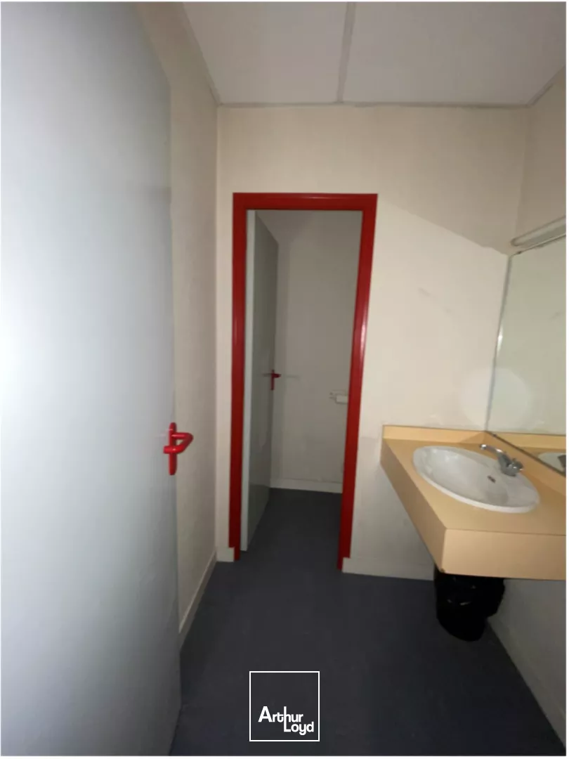 LOCATION DE PLATEAUX DE BUREAUX DIVISIBLES D'ENVIRON 440 m² AVEC PARKINGS A CHANTEPIE.