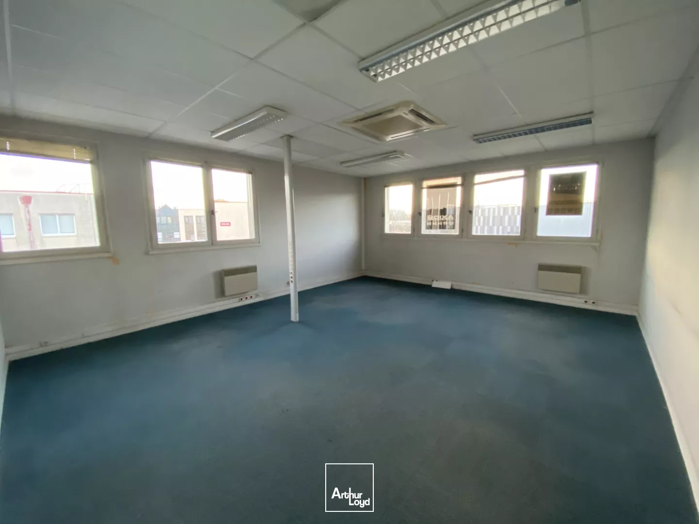 LOCATION DE PLATEAUX DE BUREAUX DIVISIBLES D'ENVIRON 440 m² AVEC PARKINGS A CHANTEPIE.