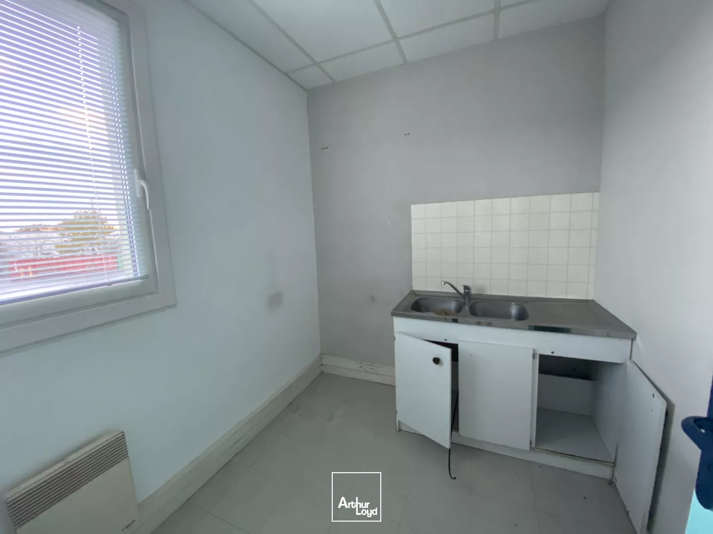 LOCATION DE PLATEAUX DE BUREAUX DIVISIBLES D'ENVIRON 440 m² AVEC PARKINGS A CHANTEPIE.