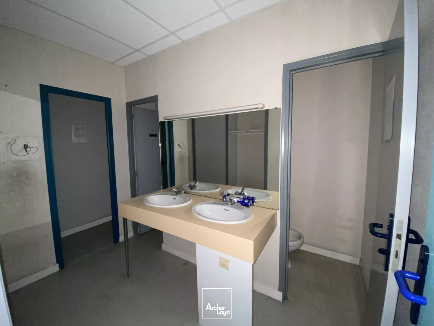 LOCATION DE PLATEAUX DE BUREAUX DIVISIBLES D'ENVIRON 440 m² AVEC PARKINGS A CHANTEPIE.