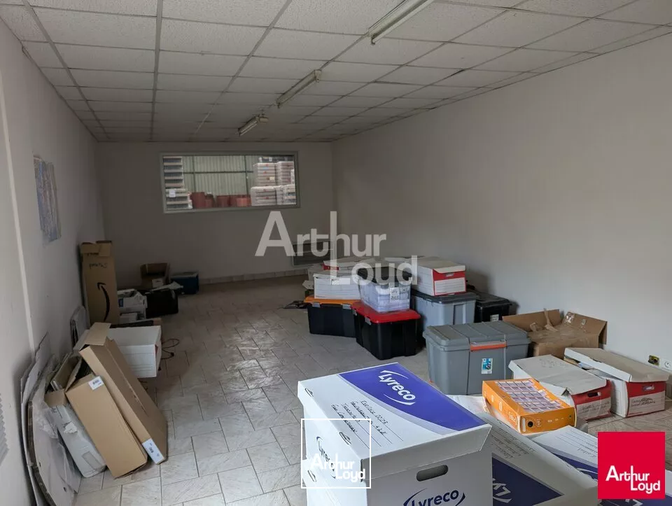 SAINT JACQUES DE LA LANDE - ENTREPOT A LOUER AVEC QUAIS - 1000 M²