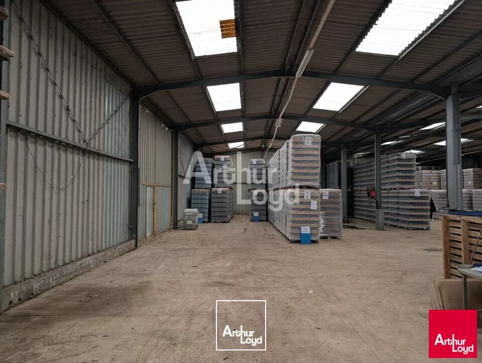SAINT JACQUES DE LA LANDE - ENTREPOT A LOUER AVEC QUAIS - 1000 M²