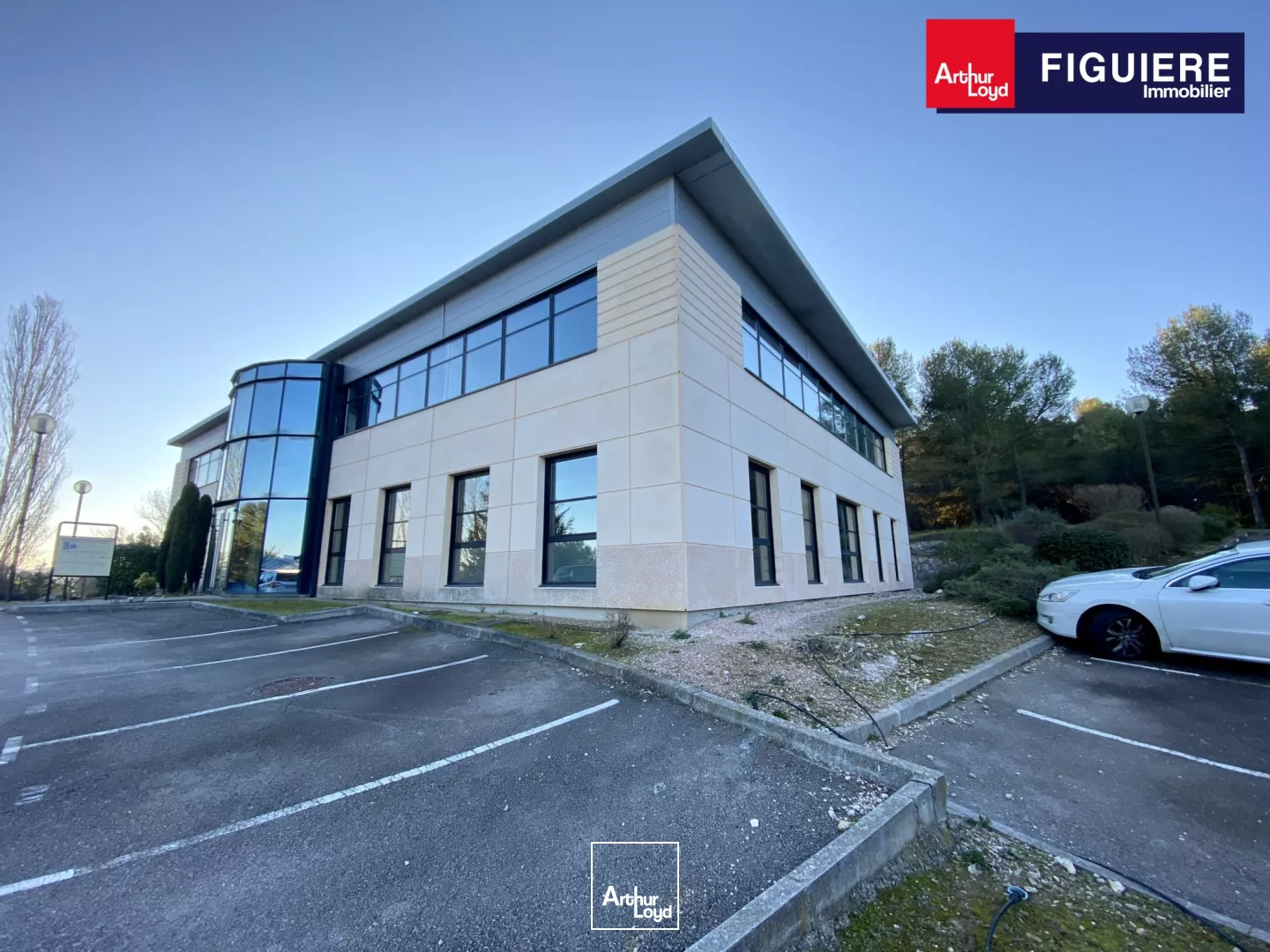 BUREAUX EN ÉTAGE DANS UN ENVIRONNEMENT BOISÉ ET CALME