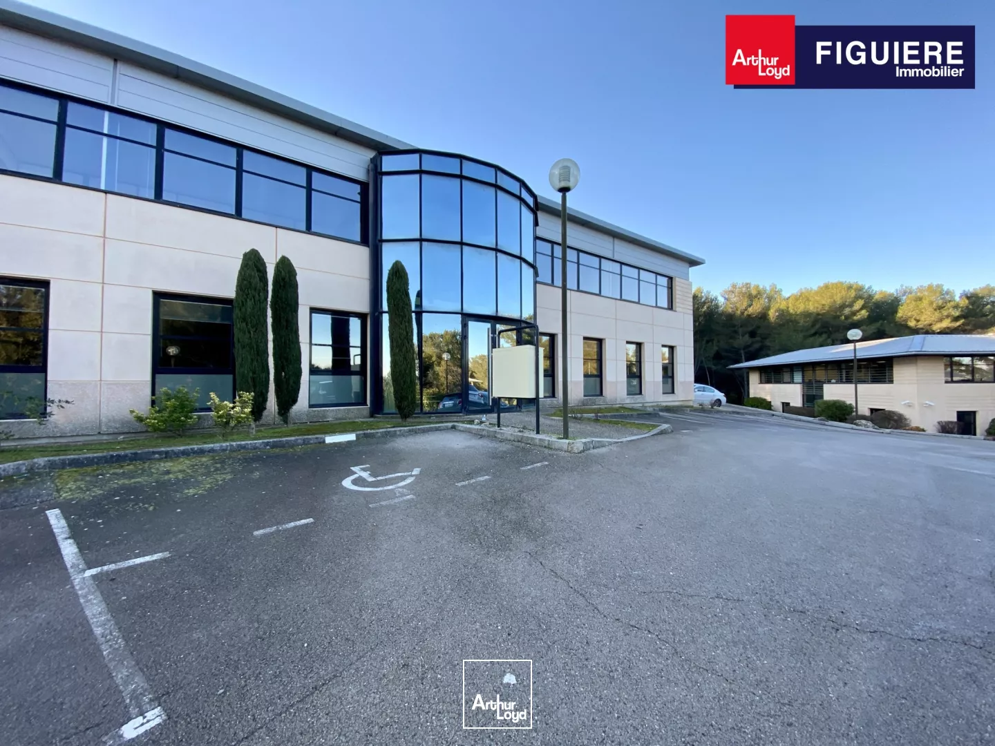 BUREAUX EN ÉTAGE DANS UN ENVIRONNEMENT BOISÉ ET CALME