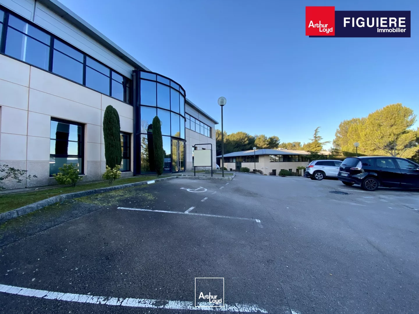 BUREAUX EN ÉTAGE DANS UN ENVIRONNEMENT BOISÉ ET CALME