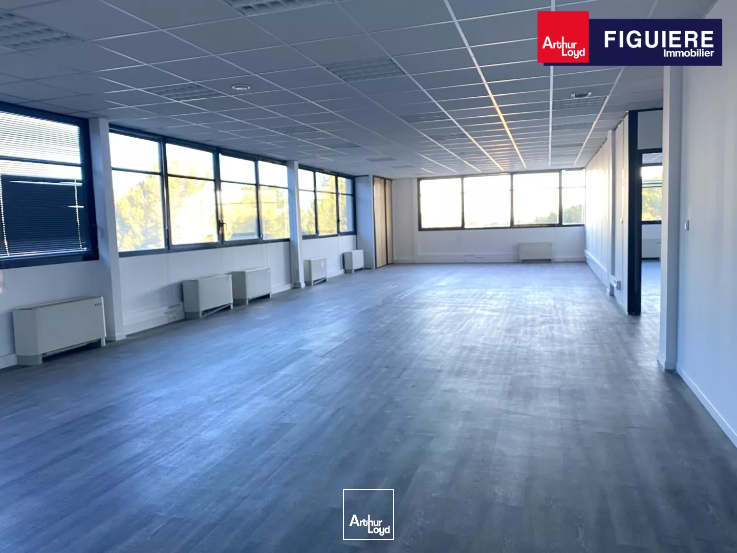 BUREAUX EN ÉTAGE DANS UN ENVIRONNEMENT BOISÉ ET CALME